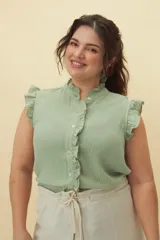 Camisa blanca sin mangas con cuello mao y volados.