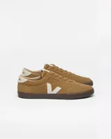Championes Veja modelo Volley Suede, color marrón claro, confeccionados en gamuza con logo lateral en forma de "V" en color blanco y suela de goma marrón.