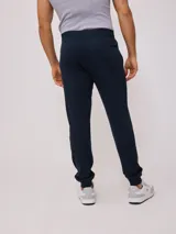 Pantalón deportivo tipo jogging color gris, confeccionado en 60% algodón y 40% poliéster, con cintura elástica ajustable con cordón.
