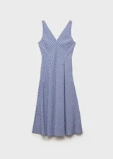 Vestido midi evasé con estampado de rayas azules y blancas, tirantes anchos y cuello de pico.
