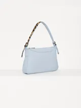 Cartera tipo baguette color celeste, confeccionada en cuero vacuno flor. Incluye correa regulable en combinación de cuero y pelo vacuno, con hebillas metálicas personalizadas.