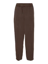 Pantalón marrón de tiro alto con cintura elástica y cordón ajustable.