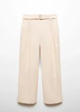 Pantalón de vestir color beige, de corte palazzo, con cinturón con hebilla forrada y cierre frontal oculto.