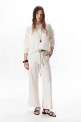 Sweater beige de tejido fino y mangas largas.