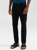 Pantalón de gabardina color beige, de corte recto y tiro medio.