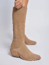 Bota de caña alta color beige, confeccionada en gamuza, con taco de madera y punta fina.