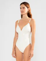 Malla entera color blanco con breteles finos y escote en V.