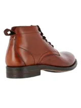 Bota de cuero color marrón con cordones, caña de 12 cm y suela de goma.