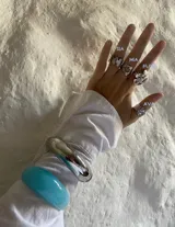 Anillo plateado regulable de acero inoxidable con forma irregular y superficie texturizada.