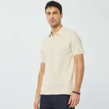 Chomba de piqué de algodón color beige con cuello clásico y tapeta de dos botones.