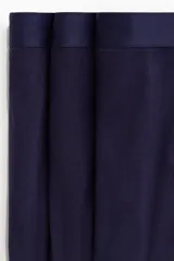 Pack de tres calzoncillos tipo trunk color azul marino, confeccionados en punto elástico con costuras planas y cintura elástica. Cuentan con tecnología Lycra® Xtra Life™.