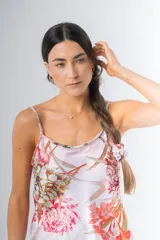 Pijama de seda estampada, compuesto por musculosa con escote en V y espalda recta, y short con elástico en la cintura. Puede incluir detalle de puntilla en el escote.