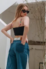 Pantalón jean wide leg de tiro alto, color azul denim con paneles laterales blancos.