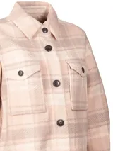 Chaqueta tipo camisa de lana a cuadros color fucsia, rojo y beige, con cuello camisero, cierre frontal con botones, dos bolsillos de parche en el pecho y mangas largas.