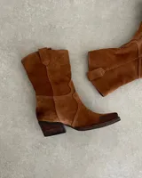 Bota corta de cuero descarne color marrón, con puntera cuadrada, caña media y detalle de costuras en contraste.