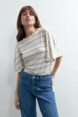 Pantalón jean culotte de tiro alto, color azul medio, con bolsillos delanteros y traseros.