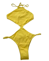 Traje de baño enterizo amarillo de estilo trikini, con tiras ajustables en la parte superior y reguladores en la bombacha.