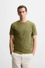 Camiseta slim fit de cuello redondo y manga corta, confeccionada en tejido de algodón con elasticidad.