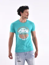 Remera de algodón color menta con estampado gráfico de temática playera.