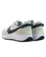 Championes inspirados en el Nike Daybreak, con combinación de gamuza y nylon, entresuela elevada y suela de goma tipo waffle.