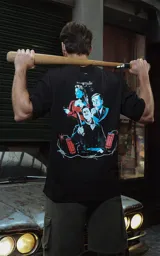 Remera negra de algodón con estampado frontal de la frase "Au revoir, shoshanna!" en letras blancas.