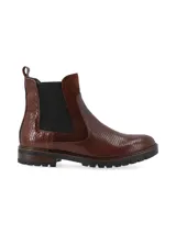 Botín de caña corta color negro, de origen europeo, con combinación de materiales: cuero croco, cuero snake y cuero nobuk. Presenta elásticos laterales al tono y forro de pelo sintético.