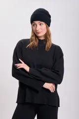 Polera de punto color negro con cuello alto.