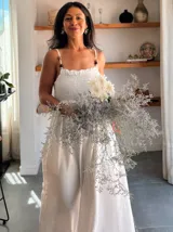 Mono largo de color blanco, con breteles finos y escote recto con volados.