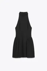 Vestido corto negro con cuello halter y sisas. Detalle de frunces en la falda. Cierre en la espalda con cremallera oculta.
