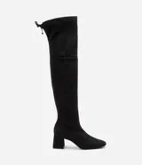 Bota larga de caña alta color negro, con taco cuadrado y puntera fina. La caña es ajustable con cordón.