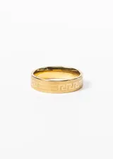 Anillo dorado de acero quirúrgico con diseño de guarda griega.