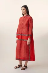 Vestido largo rojo con estampado floral, cuello mao, mangas largas y corte evasé.