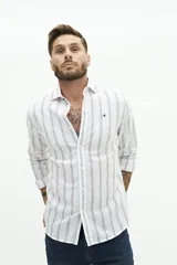 Camisa de manga larga para hombre, color blanco con rayas verticales finas en tonos grises y azules. Confeccionada en una mezcla de lino y algodón, de corte semi slim y logo bordado en el pecho.
