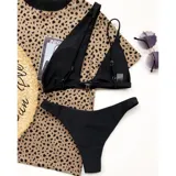 Conjunto de bikini negro con corpiño de un solo hombro y bombacha clásica.