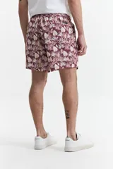 Short de baño estampado con cintura elástica, cordón ajustable, dos bolsillos laterales y uno trasero. Confeccionado en tela ligera de secado rápido y logo bordado.