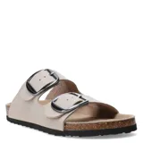Sandalias bajas color beige con dos tiras anchas ajustables con hebillas metálicas plateadas.