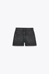 Bermudas de jean color gris oscuro, de tiro alto con cintura asimétrica y cinco bolsillos. Cierre frontal asimétrico con cremallera y botones metálicos.