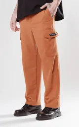 Pantalón tipo sastrero color camel, con 2 bolsillos laterales y diseño holgado en tela suede suave y cómoda.