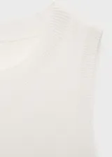 Musculosa blanca de tejido de punto fino, cuello redondo, tirantes anchos y diseño entallado.