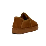 Pantufla de felpa color camel, con diseño cómodo y suave interior.