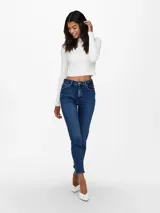 Jeans de tiro alto color azul denim, corte recto y tejido elástico.