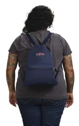 Mochila tipo bolso JanSport Draw Sack color bordó, con logo estampado en el frente y bolsillo frontal con cierre. Se cierra ajustando las cuerdas superiores. Ideal para uso casual.