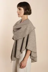 Ruana corta de lana color marrón con terminación de crochet hecho a mano. Prenda cómoda, versátil y fácil de combinar.