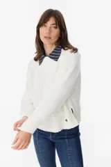 Sweater de punto crudo de corte holgado, tejido artesanalmente, con diseño de trenzas en la parte frontal.