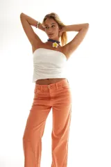 Pantalón jean color naranja, de corte recto y tiro medio.