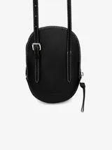 Bandolera negra con forma de gorra de béisbol, cierre con cremallera y correa fina. Presenta costuras en contraste de color blanco y herrajes plateados.