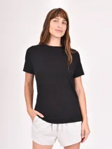 Remera negra de corte clásico y mangas cortas.