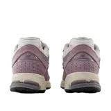 Championes urbanos New Balance modelo U2002Rrb, color lila con detalles en gris y blanco, confeccionados en gamuza y malla, con logo "N" característico en los laterales y entresuela ABZORB.