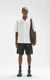 Camisa manga corta blanca con bordado calado y botones color madera.