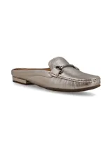 Mocasín mule destalonado color dorado, con detalle metálico ornamental.